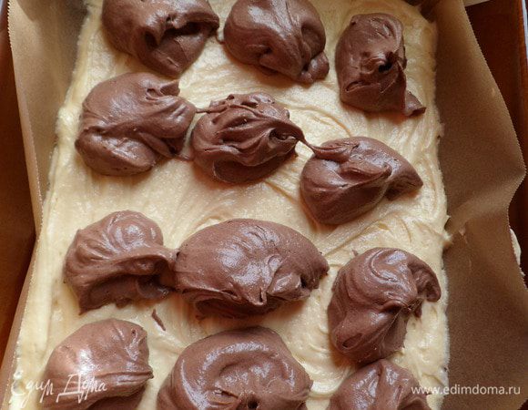 Затем с верху тесто с какао равномерно распределяем.