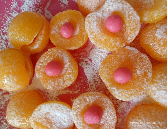 Половинки абрикосов складываем,в серединку кладем марципановый шарик