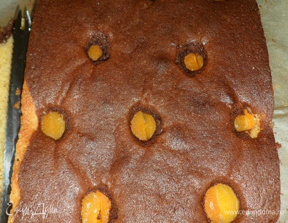 Запекаем в разогретой духовке до 180 гр. 25-30 минут. Готовый пирог остужаем, затем края ровно подрезаем.