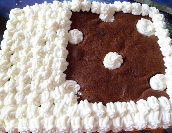 Затем обмазываем взбитыми сливками.