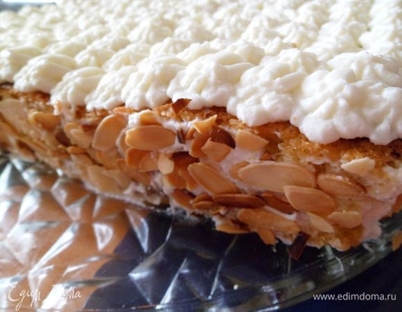 Бока обсыпаем лепестками миндаля (подрумяненного на сухой сковороде),
верх обсыпаем тертым шоколадом.