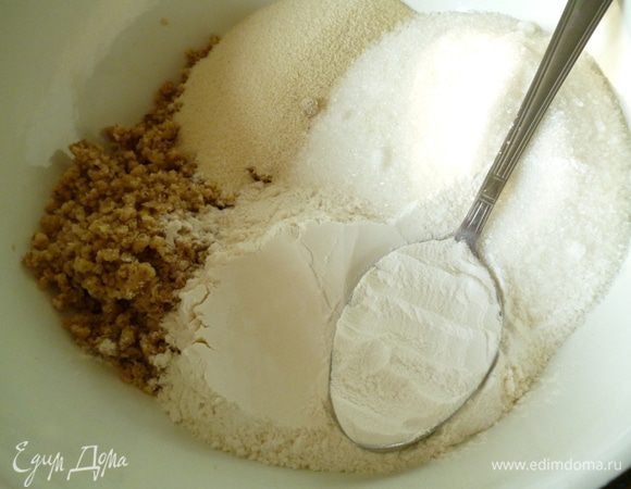 Грецкие орехи слегка обжарить и пропустить через мясорубку.В миске смешать муку,сахар,манку,разрыхлитель и молотые орехи.