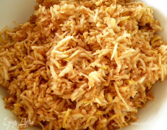 У айвы удалить сердцевину и натереть ее на крупной терке.Добавить цедру и сок половины лимона,перемешать.Молоко нагреть почти до кипения.