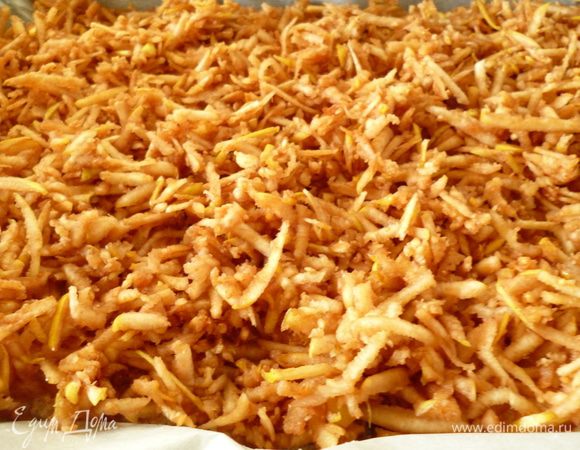 Затем выкладываем половину натертой айвы.