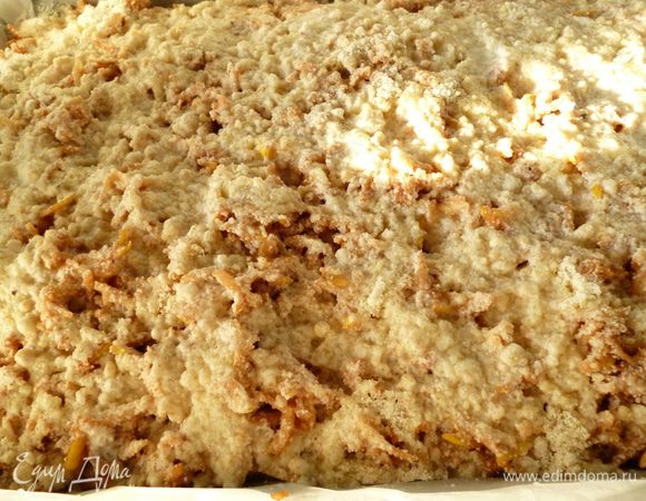 Затем еще одну часть сухой смеси и вторую половину натертой айвы.И сверху распределяем оставшуюся сухую смесь.Теперь с помощью ложки равномерно распределяем горячее молоко по всей поверхности пирога.И теперь сливочное масло.Его можно добавлять,а можно и без него.Я пеку и с маслом и без масла.Если решили все же печь с маслом,тогда распределите его с помощью терки по всей поверхности пирога или просто настрогайте ножом.Выпекаем пирог при 170 градусах 40 минут.Готовый пирог достать из духовки и дать ему полностью остыть.Приятного вам аппетита!