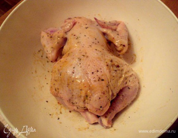 Курицу посолить поперчить, посыпать специями для курицы, смазать горчицей, смешанной с 1 ст.ложкой растительного масла. Оставить на 20-30мин для маринования.