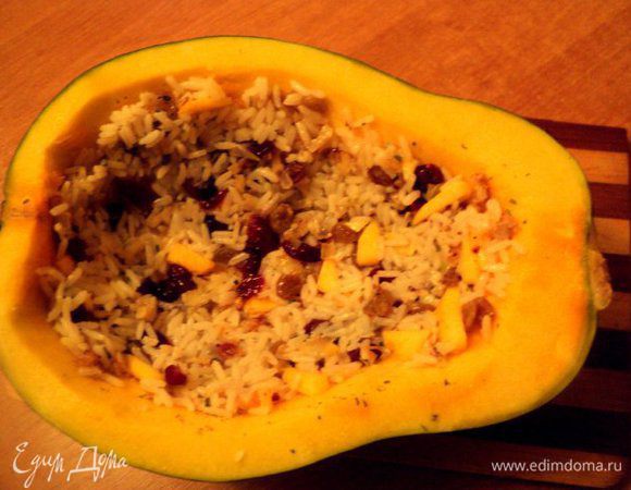Часть начинки выложить слоем в одну из половинок тыквы.
