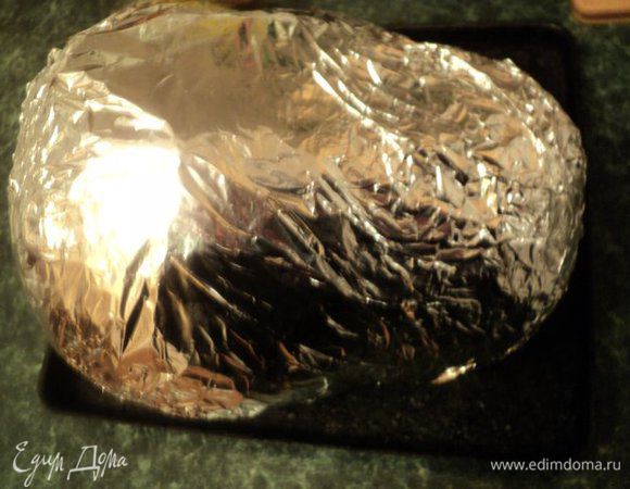 Завернуть тыкву в несколько слоев фольги. Запекать в духовке при температуре 200 градусов 2.5 часа. Через 1.5 часов от начала запекания фольгу раскрыть, чтобы зарумянилась тыква.