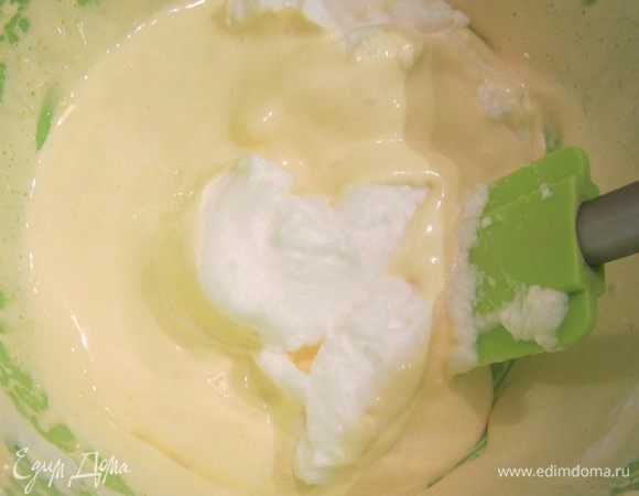 Во взбитые желтки аккуратно вводим белки по чуть-чуть и перемешиваем лопаткой до однородности, чтобы яйца не осели.