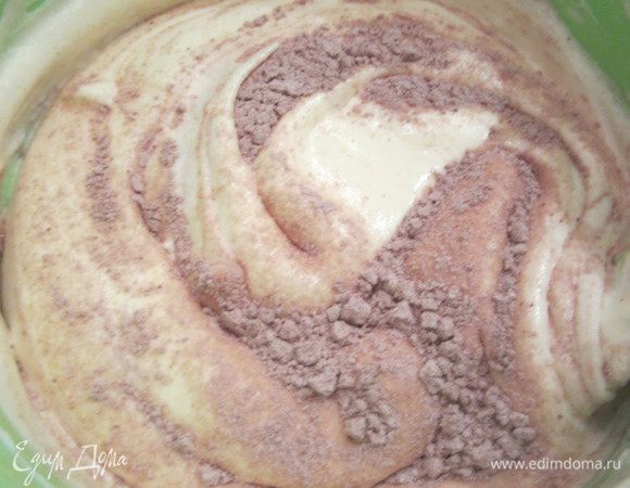 Муку ,какао, разрыхлитель, щепотку соли перемешать, просеять и  добавить в несколько подходов в яичную смесь, все очень аккуратно перемешать до однородного состояния, движениями снизу вверх. Растопить  сливочное масло  и влить( не горячее) тоненькой струйкой по краям в жидкое тесто, перемешать и залить на противень,  застеленный  бумагой для выпечки и смазанный слив. маслом.