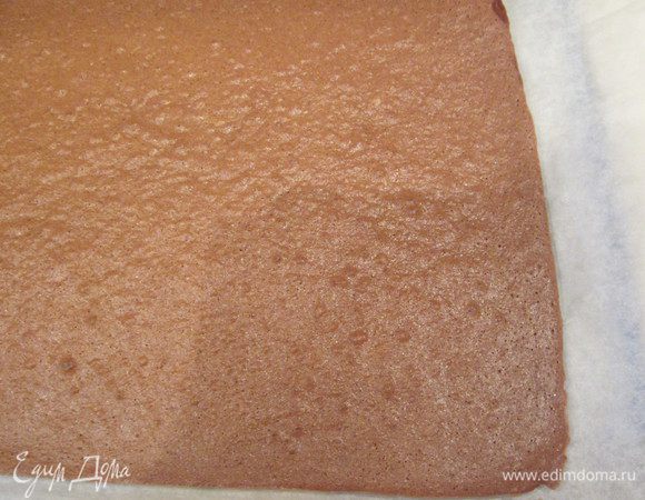 Поставить в духовку на 180 град. и оставить там на 20 минут.Готовый бисквит свернуть в рулет, остудить.