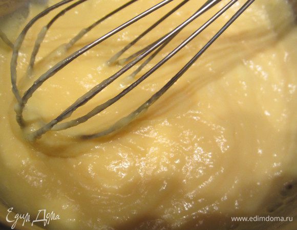 Готовим крем: 3 желтка, 50 грамм воды и 5 полных ст. ложки сгущенного молока смешать и варить до загустения на маленьком огне, постоянно помешивая.