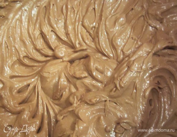 Добавить 50 грамм черного шоколада, все размешать до однородности и остудить. Отдельно взбить маскарпоне и добавить к нему крем, все взбить.