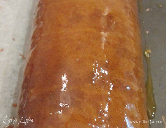 Абрикосовый джем протереть через сито, прокипятить, полить рулет, поставить в холод на 40 минут. 