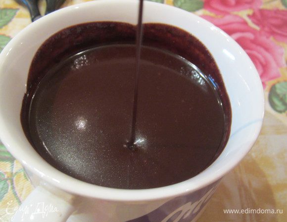 Сварить шоколадную глазурь. Сахар, воду довести до кипения и растворения сахара, добавить шоколад и варить на водяной бане до легкого загустения.