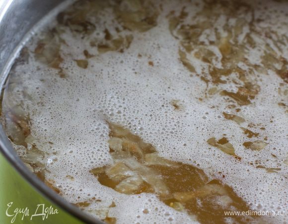 Пересыпаем нут в кастрюлю (можно сразу все делать в ней), доливаем горячей воды так, чтобы она покрывала нут с луком на 2 пальца, доводим содержимое кастрюли до кипения, затем делаем огонь меньше и накрываем кастрюлю крышкой, на маленьком огне варим варим суп до готовности гороха — 1час—1час 20минут.