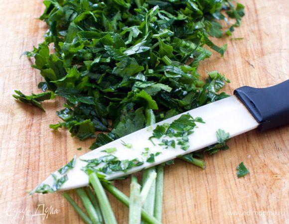 Мелко режем петрушку (кинзу).