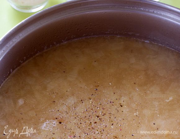 Вернуть пюре из нута в кастрюлю, посолить, поперчить, влить муку с лимоном, быстро перемешивая, добавить петрушку. Проварить суп еще 5 минут и выключить огонь.