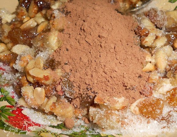 Орехи перемешать с медом, сахаром и какао - поставить на плиту и варить постоянно помешивая.