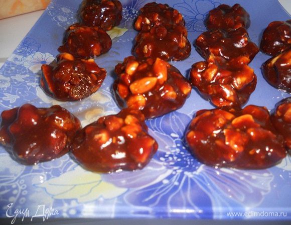 Когда остынет мокрыми руками сформировать конфетки и поставить остудить их в холодильник на 15 минут.