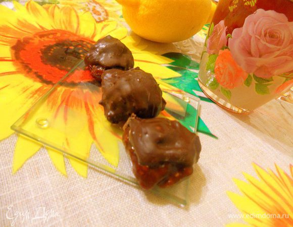 Тем временем растопить шоколад на водяной бане, окунуть каждую конфетку в шоколаде  и охладить. Приятного чаепития.