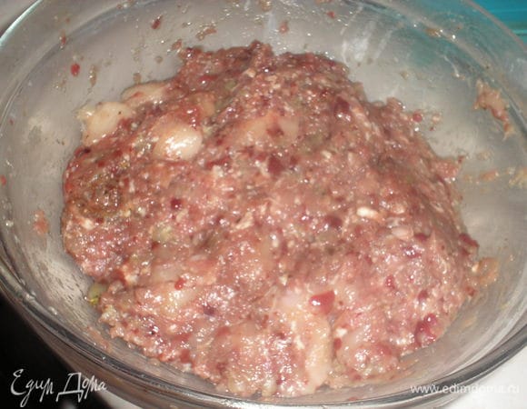 Ягоды можжевельника перемалываем или разбиваем в ступке, добавляем к фаршу. Добавляем коньяк, соль, перец и тщательно перемешиваем. Миску с фаршем накрываем пищевой пленкой и ставим в холодильник созревать на 6-12 часов.