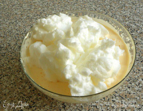 Желтки взбить с 8 ст.л. горячей воды, сахаром и ванильным сахаром до растворения сахара. Белки взбить в крепкую пену и выложить на желтки. Муку смешать с солью и крахмалом, просеять во взбитые яйца. Осторожно перемешать венчиком. Отложить в отдельную миску 10 ст.л. (с большой горкой-примерно 200-250 мл) бисквитного теста и пока отставить его.