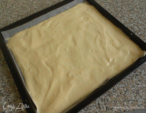 Оставшееся тесто разделить на 2 части, ровным слоем выложить на застланные пергаментом 2 противня.Толщина слоя чуть менее 1 см. Выпекать в разогретой до 225*С духовке 10-12 мин (до золотистого цвета). Готовые коржи опрокинуть на посыпанное сахаром полотенце, удалить бумагу.

