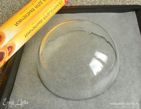 На листе пергамента обвести карандашом диаметр миски, перевернуть нарисованной стороной вниз и постелить его на противень.