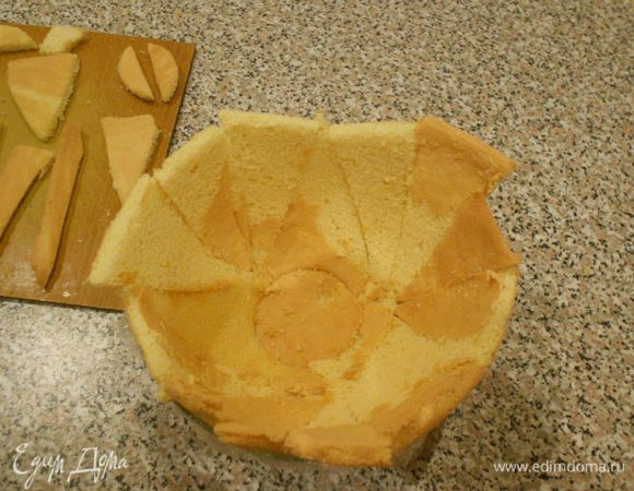 Следите, чтобы не оставалось зазоров между ними и не укладывайте внахлёст! Через стекло легко контролировать места стыков. Обрежьте излишки, выступающие над краем миски.