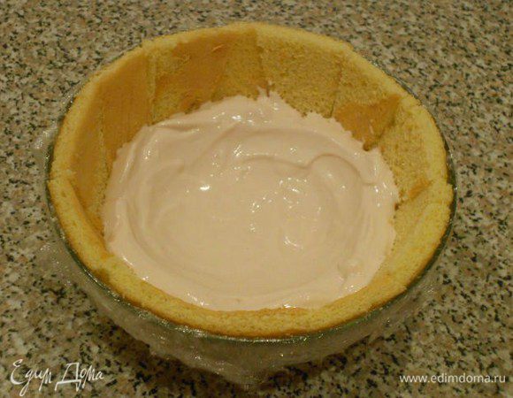 Замочите желатин в 6 ст.л. воды и распустите его.
Малину разделите на 3 части. Одну часть протрите сквозь ситечко и смешайте с половиной подготовленного желатина.
Взбейте сливки с 2 ст.л. сахарной пудры и добавьте к ним малину с желатином, аккуратно перемешайте и охладите.
Вторую часть малины слегка размять вилкой и смешать с оставшимся желатином, охладить.
Маскарпоне взбить миксером с 1 ст.л сахарной пудры, добавить в него взбитый до крепкой пены яичный белок (с 1 ст.л. сахарной пудры), убрать в холодильник.
Взбитые розовые сливки ложкой распределить по бисквиту толстым слоем, повторяя форму миски примерно до середины её высоты.