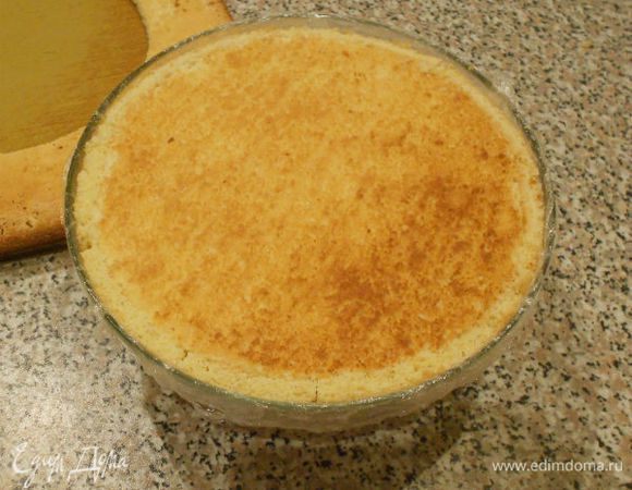 Закрыть всё большим кругом бисквита, уплотнить.