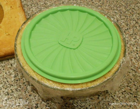 Накрыть пищевой плёнкой. Сверху поместить дощечку или крышку от кастрюли и груз (например, литровый пакет с молоком).
Убрать на ночь в холодильник.