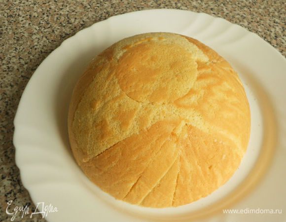 Перевернуть содержимое миски на сервировочное блюдо, удалить пищевую плёнку.