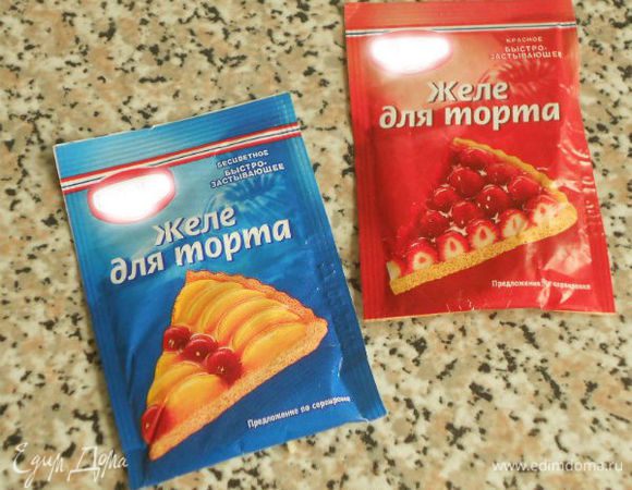 Вот моё спасение:красное желе подготовить по инструкции, только  воды добавить 200, а не 250 мл. Воду можно смешать с малиновым соком. Жидким желе в несколько приёмов полить купол торта. Оно очень быстро застывает! Собирать то, что стечёт на блюдо, снова разогреть и поливать, пока не получится толстый слой.