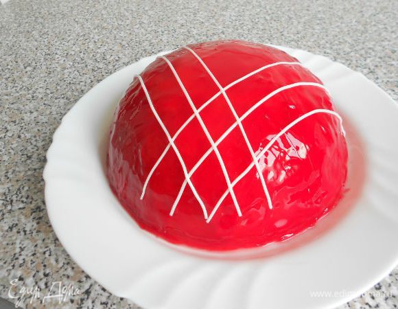 Получились ровные белые "спагетти", которыми и украсила красную поверхность. 