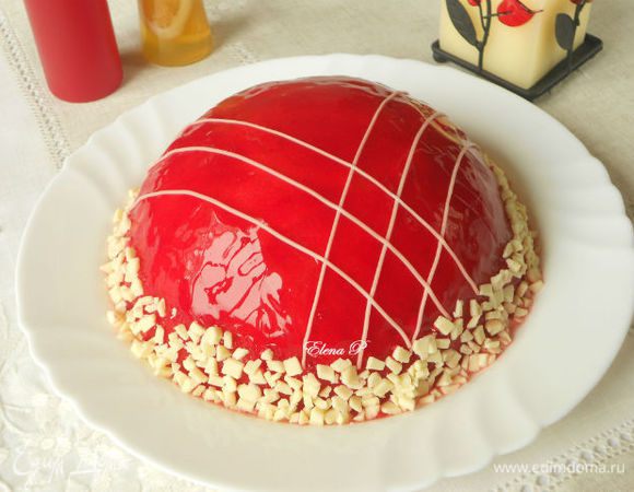 Белый шоколад (или бланшированный миндаль) нарезать на маленькие кусочки и приклеить по периметру торта. Для лучшего приклеивания можно увлажнить малиновым сиропом нижнюю часть купола с помощью кисти.