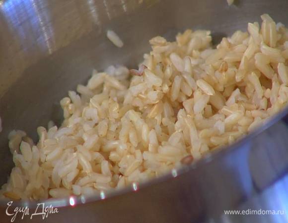 Рис всыпать в кастрюлю, залить бульоном, добавить имбирь, чеснок, цедру лимона и варить 20‒25 минут до готовности, в конце приготовления цедру удалить.
