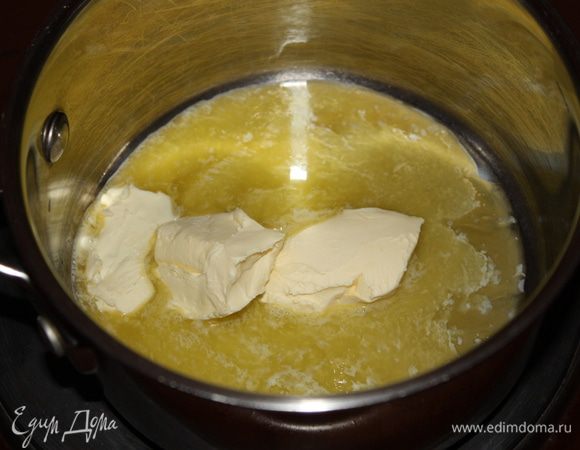 Растопить 2 ст. л. сливочного масла,влить к нему молоко и убрать с огня.