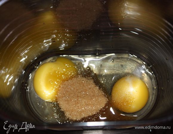 Яйца посолить,добавить сахар и взбить в пышную массу.