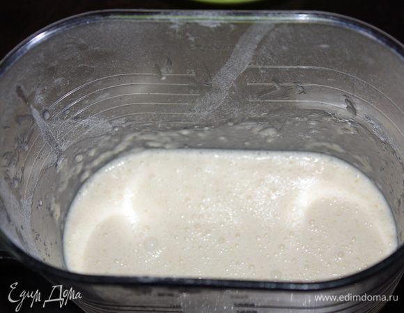 Вылить половину молока с маслом,всыпать муку и взбивать на низкой скорости.Потом долить остальное молоко и еще немного взбить.Оставить в сторону минимум на 20 минут.
