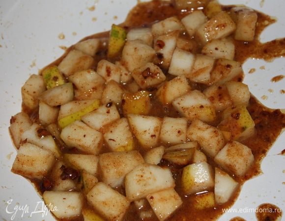 Выложить груши, перемешать и снять с огня.