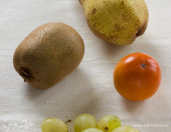  Вот что нам может понадобиться: шоколад белый и темный, различные декоративные посыпки и украшения, небольшие леденцы, драже M&M, орехи, мак ну и все, что вам еще может подсказать фантазия. Также нам понадобятся шпажки (коктейльные или для шашлыка), цветные пластиковые трубочки и разноцветные одноразовые ложки. (Фотографии этих продуктов были удалены по просьбе администрации, но я думаю, все представляют, что я имею в виду и без фото)

Фрукты - крупный виноград, груши, хурма (крепкая), киви (лучше брать спелый, иначе будет очень кисло), на фото еще не хватает бананов. Очень красиво и вкусно было бы с клубникой, но, к сожалению, она уже отошла.