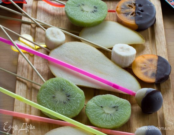 Мне захотелось слой шоколада сделать потолще, поэтому я снова на полчаса отправила фрукты в морозилку, но, как оказалось, этого делать было не нужно - второй слой шоколада ложился не столь ровно. Приготовьте мелко рубленые орехи, драже, бусинки и различные посыпки, прежде чем снова достанете фрукты из холодильника, шоколад застывает на ледяных фруктах мгновенно, поэтому важно все иметь под рукой. Снова подогрейте шоколад.