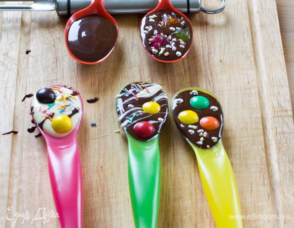 А теперь второй десерт. Ложки предварительно поместить в морозильную камеру на полчаса, это нужно для того, чтобы шоколад в них схватывался быстрее и украшения не тонули и не сдвигались с места, пока вы их будете транспортировать в морозильную камеру. 
 Ложки установить горизонтально, если требуется, положить под черенки подставки из подручных материалов. Растопите оба вида шоколада и аккуратно влейте его в каждую ложку. Украсить тем же, чем украшали фрукты. Убрать в морозильную камеру, чтобы шоколад побыстрее схватился, но хранить там необязательно, хотя и возможно. Как только шоколад застынет, ложки можно поставить в стакан и перенести в холодильник. В этом же стакане шоколадные ложки можно подать на стол, будет очень красиво!