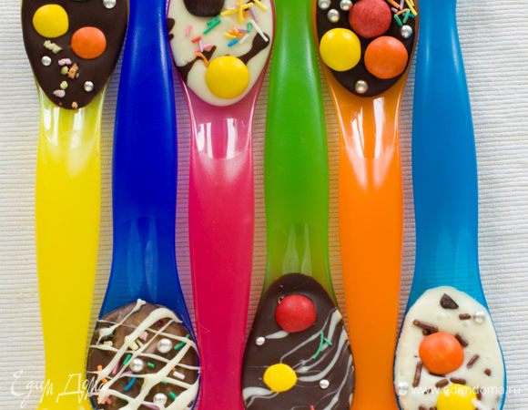  	Этот вариант десерта моей дочурке понравился больше, она завернула ложки в фольгу и отнесла в школу - угостить подруг. Для них праздник уже начался!