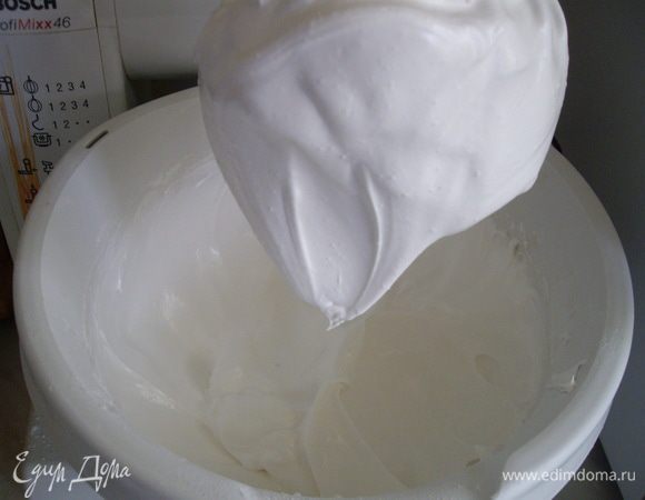 Итальянская меренга:

Белки поставить взбивать, тем временем сварить сироп из сахара и воды. Варить до 120 градусов. Всыпать лим. кислоту. быстро размешать. и влить тонкой, тонкой струйкой в белки , не переставая взбивать. Снова добавить лимонки и взбивать на большой скорости пока масса не остынет.
Отбирать нужное кол-во крема подкрашивать и украшать.