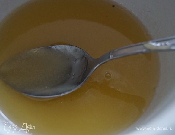 Сахар смешать с небольшим количеством воды и варить на медленном огне, до полного растворения сахара. Добавить мед и коньяк, перемешать.