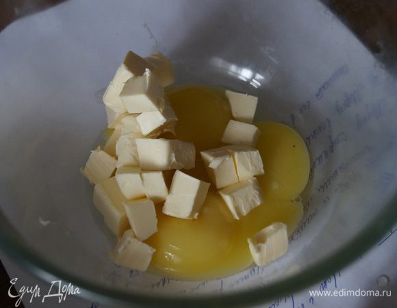 Отдельно растереть желтки и размягченное сливочное масло, добавить сироп