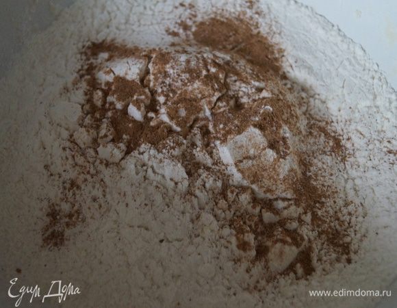 Смешать отдельно соль, муку с корицей и разрыхлителем